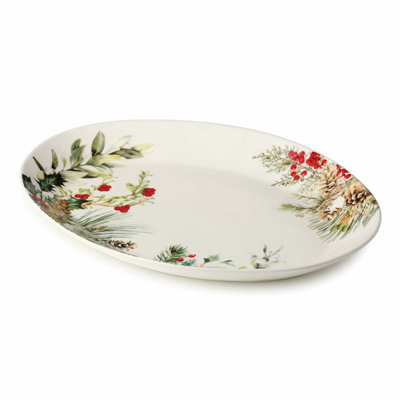 Plateau ovale Woodland - Un grand plateau en grès blanc de 16 x 12 pouces richement bordé de pin, de pommes de pin et de baies des Fêtes - la scène parfaite pour la pièce maîtresse de chaque fête des Fêtes.