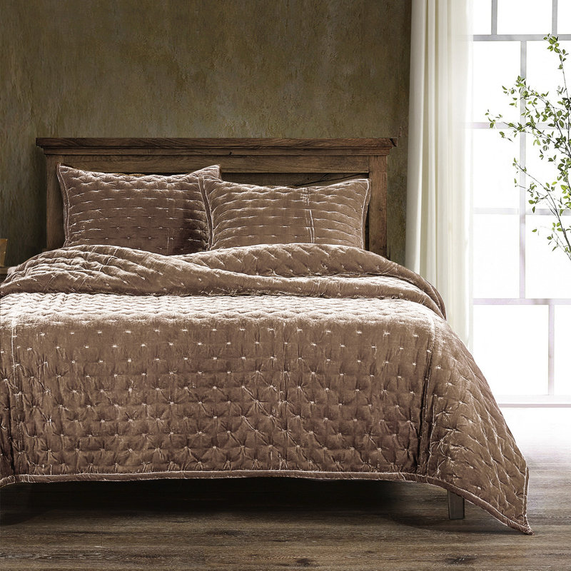 Dusty Rose Velvet Queen Quilt Set with Luxurious Sheen and Soft Texture