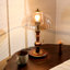 Petite lampe de table moderne en bois massif brun et métal avec abat-jour en verre pour le salon de la chambre à coucher, ampoule incluse