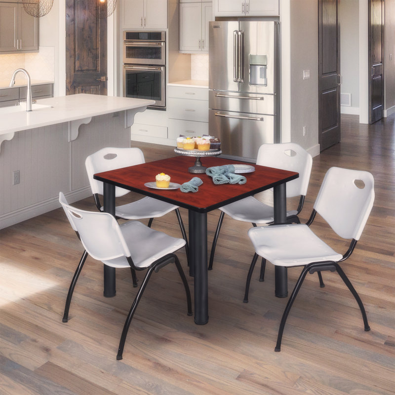Plateau de table Kee Square, 4 chaises empilables, H 42 po x l 29 po x P 29 po, Cerisier, Noir