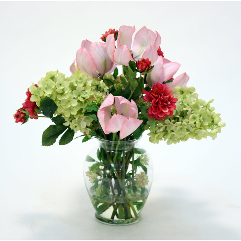 Arrangement floral hortensia et tulipe dans la vase de gingembre