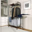 Organisateur de panier à linge multifonctionnel avec rail de suspension et tablette de rangement