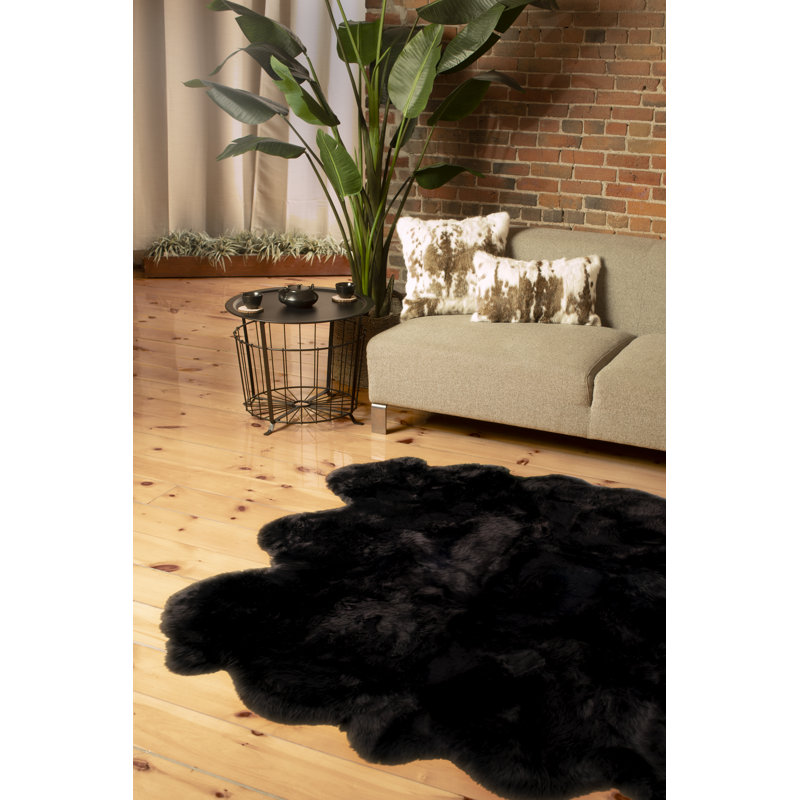 Tapis noir en fausse peau de mouton Oguz