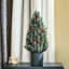 Arbre de Noël 18 po avec pommes de pin et baies de pin