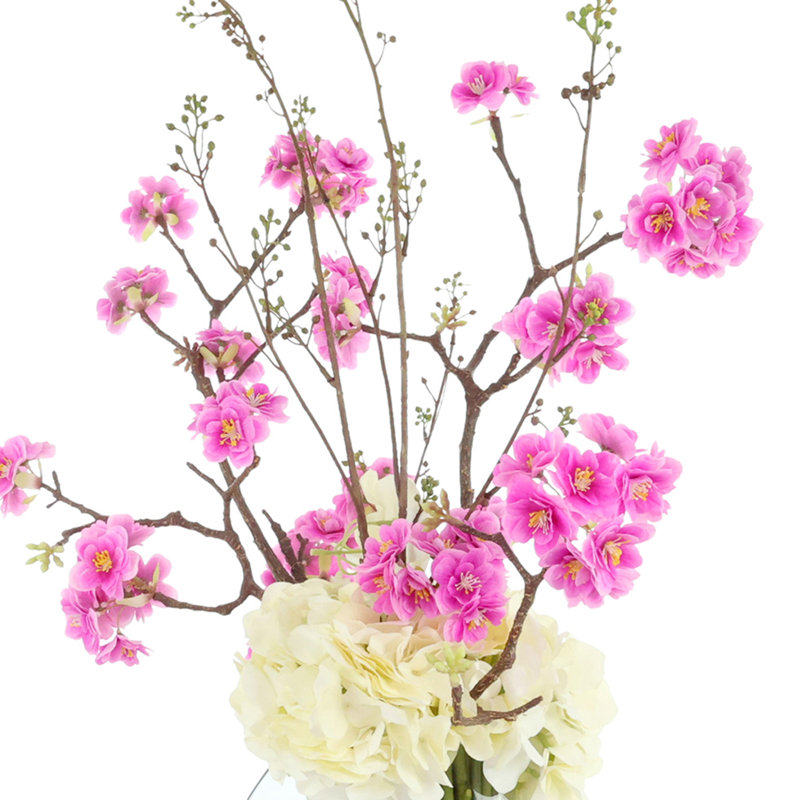 Arrangement de fleurs de cerisier et d'hortensias
