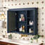 Armoire de salle de bain murale moderne avec plusieurs tablettes ouvertes et miroir-975374318