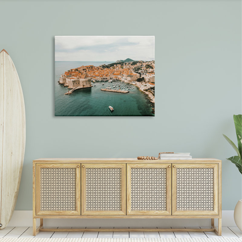 «Seaside Port Town Architecture», art mural sur toile par Krista Broadway, H 36 po x l 48 po x P 1,5 po, Toile tendue