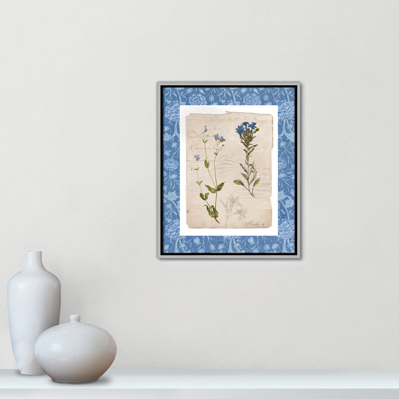 Motif botanique bleu II par Livi Finn, 17.5'' W x 21.5'' H, Toile avec cadre, Flottant argent