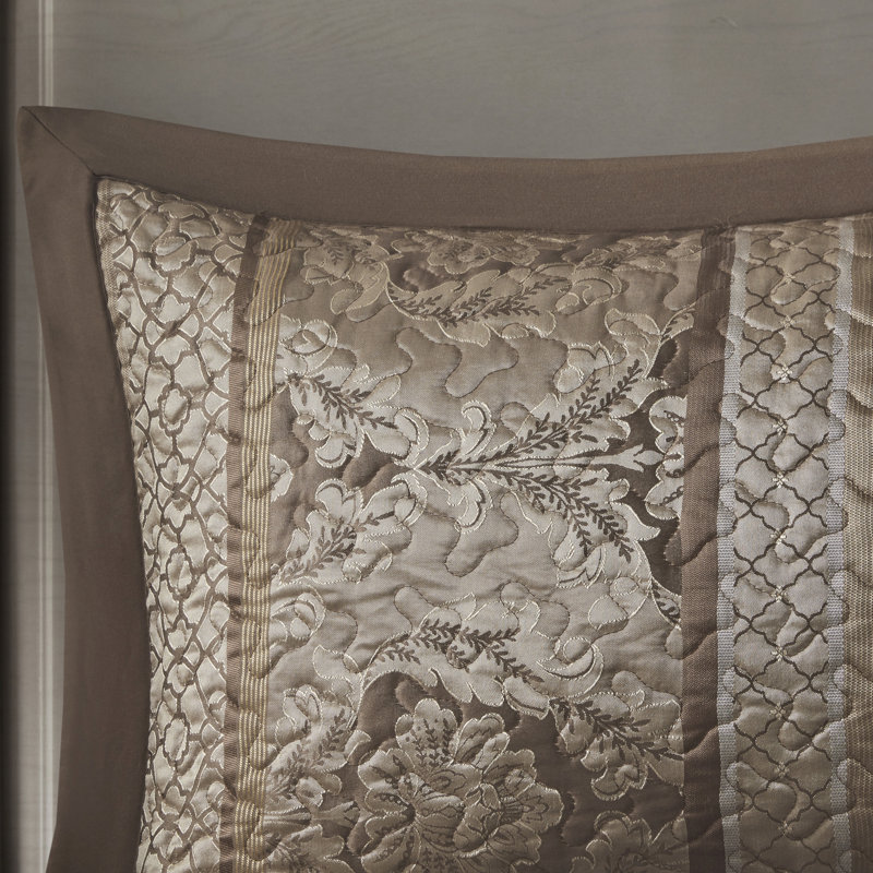 Couvre-lit réversible 5 pièces pour grand lit. Brun / doré. Comprend un couvre-lit, 2 taies décoratives et des coussins décoratifs. Fabriqué avec pour une durabilité de luxe. Présente des feuilles, des rayures, des motifs. Accentué par