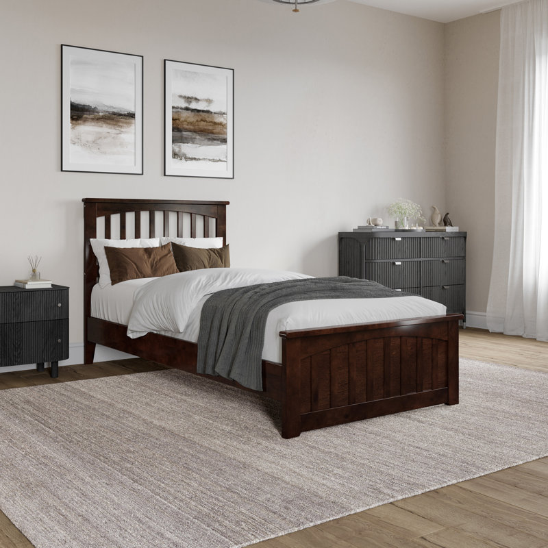 Lit plateforme en bois massif avec pied de lit assorti Aritra, Noyer, Simple TG