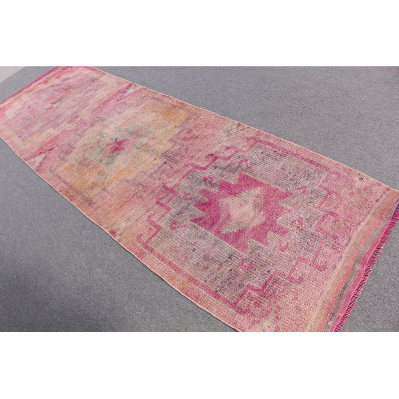 Charmant tapis turc rose parfait pour la chambre de bébé ou la chambre à coucher avec un design Oushak antique