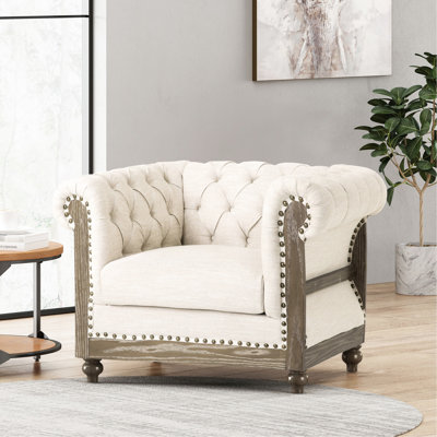 Fauteuil club beige fascinant avec capitonnage à boutons profonds, accoudoirs à volutes et garnitures cloutées, tissu, pieds en bois de bouleau, structure brun foncé, 33 po x 39 po de largeur, 28 po de hauteur et 33 39 28 po de hauteur