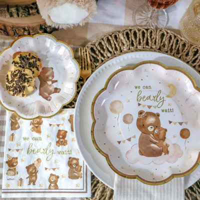 Ensemble de vaisselle 62 pièces Kate Aspen We Can Bearily Wait Adorable et classique douche de bébé ours en peluche (16 invités)