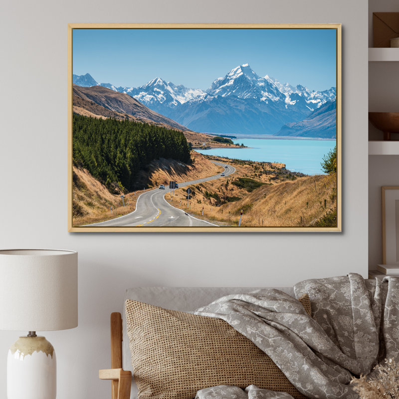 Adventure Road In Alaska sur impression sur toile, Cadre naturel flottant, H 34 po x l 44 po x P 1,5 po