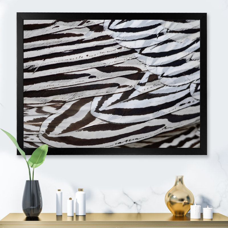 «Silver Pheasant Feathers», peinture sur toile encadrée, H 24 po x l 32 po x P 1 po, Cadre noir