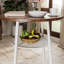 Ensemble de tables de bar rondes 3 pièces avec 2 tabourets, dossiers et tablette en brun et blanc éclatant, design compact de 23,6 pouces