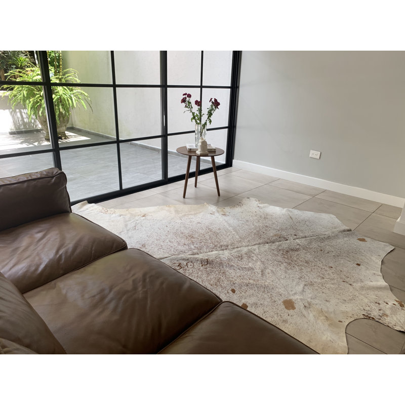 Tapis brun en cuir de vache tissé à la main Hafley