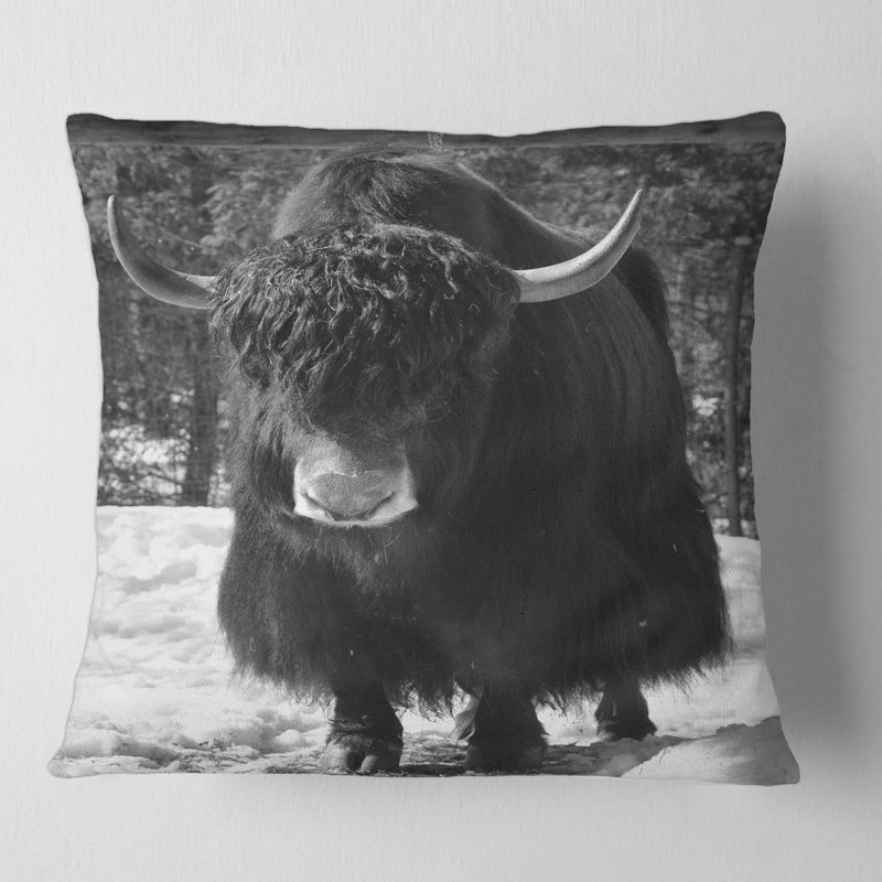 Portrait d'un taureau sauvage dans la forêt I Housse de coussin carré et insert, 18" x 18"
