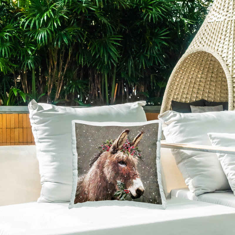 Coussin extérieur Festive Donkey Holly Berries par Pip Wilson