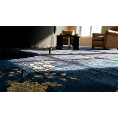 Tapis bleu marine antique des années 1920 à motif floral chinois antique