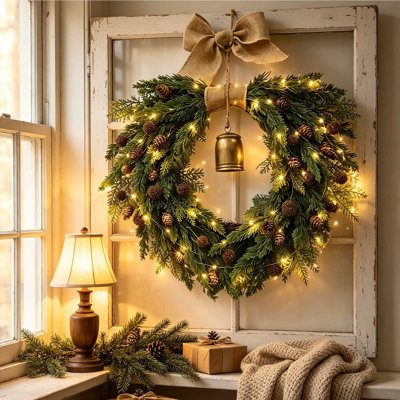 Couronne de Noël en bois de cèdre artificiel de 21 pouces avec guirlande lumineuse à DEL bricolage, couronne de porte d'entrée rustique avec nœud en toile de jute, cloche en métal rétro et pommes de pin naturelles, décoration murale pour les Fêtes d'hiver, 3 piles AA non incluses