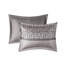 Édredon grand / gris taupe 7 pièces. Tissu. Comprend un édredon, des taies décoratives, des coussins décoratifs et une jupe de lit. Lavable à la machine pour grand lit. Gris / taupe Avec des détails brodés et plissés. Contient 2 3 1-116012063-116012060