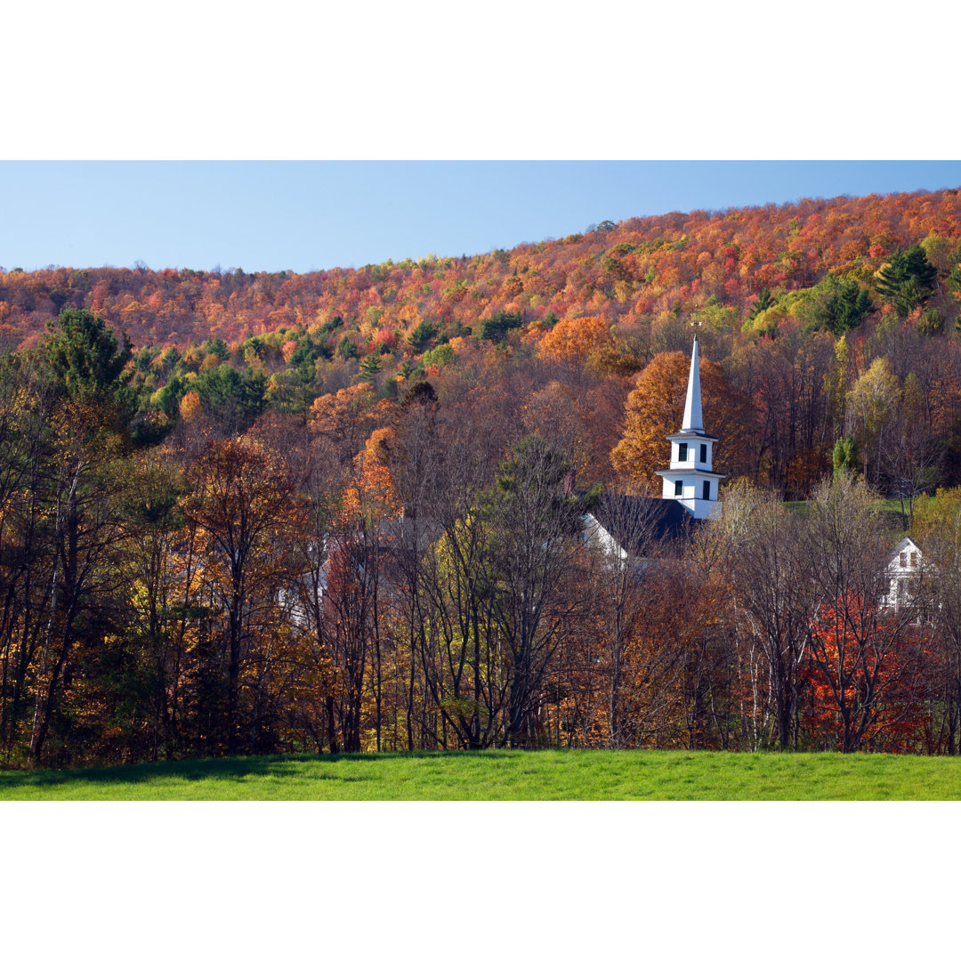 Kirche umgeben von Herbstlaub, Vermont von Jeremy Edwards - Drucken