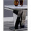 Table de bout élégante en faux marbre avec piédestal en forme de V, design moderne glamour pour des espaces de vie élégants