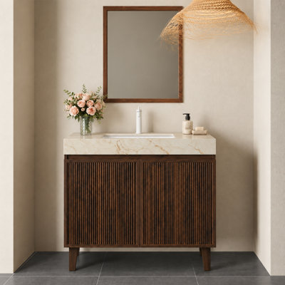 Meuble-lavabo et lavabo en bois cannelé, armoire de rangement autoportante, comptoir en pierre frittée couleur crème veinée or et lavabo en céramique avec trous prépercés pour robinetterie (1/3), couleur noyer.