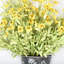Arrangement de fleurs artificielles dans un vase en métal pour la décoration de la table