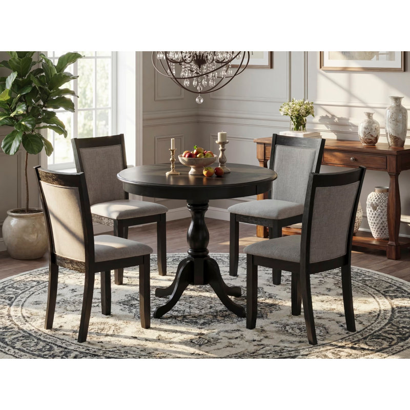 L'ensemble de 5 pièces de coin-repas comprend une table de cuisine ronde avec piédestal et 4 chaises Parson rembourrées en tissu gris foncé Gotham, noir brossé