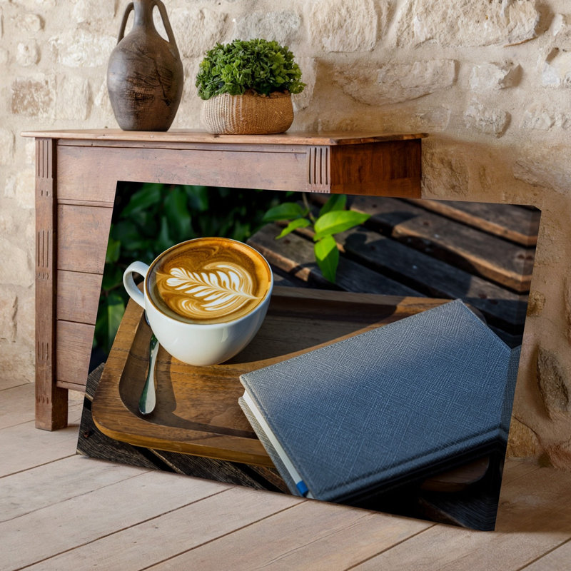Toile, une scène de café confortable avec un café au lait magnifiquement conçu avec art mural, feuille complexe sur la surface