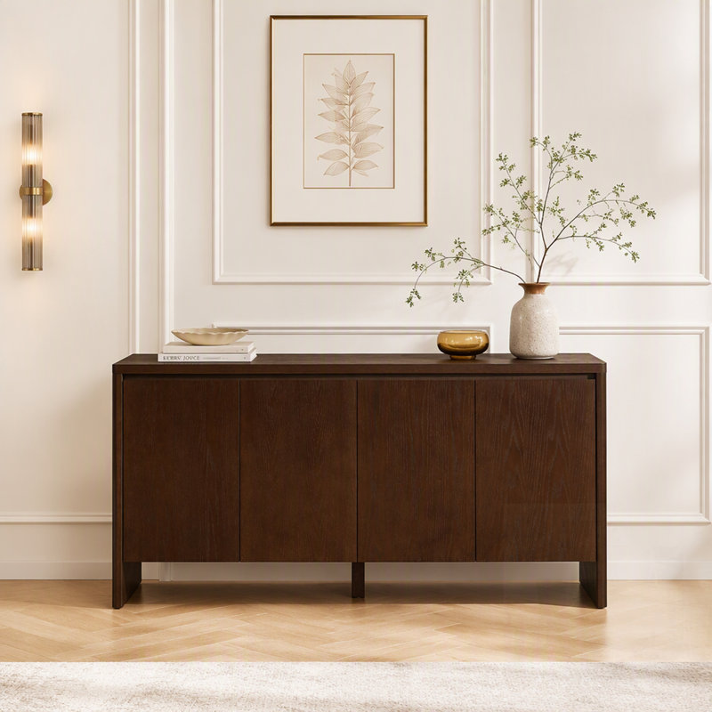 Buffet moderne du milieu du siècle avec étagères ajustables et grand espace de rangement, idéal pour différents intérieurs.