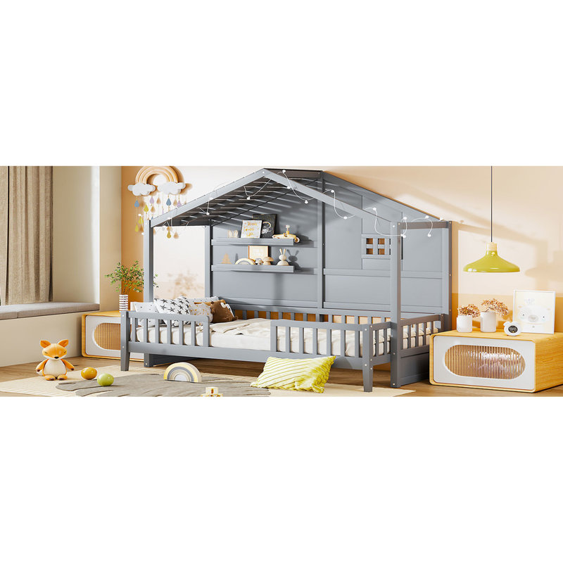 Lit simple avec tablettes, gris, toit charmant pour une chambre à coucher relaxante, espace romantique, serein