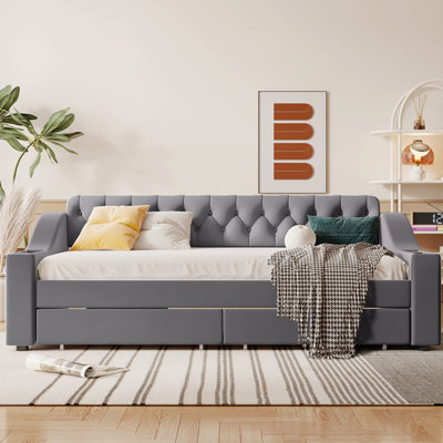 Lit de jour gris rembourré avec rangement pour accoudoirs et option de couchage élégante