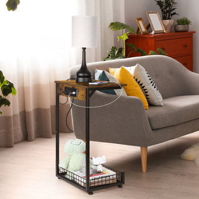 Table d'appoint industrielle en forme de C avec ports USB et panier de rangement - Table de bout brun rustique pour petits espaces