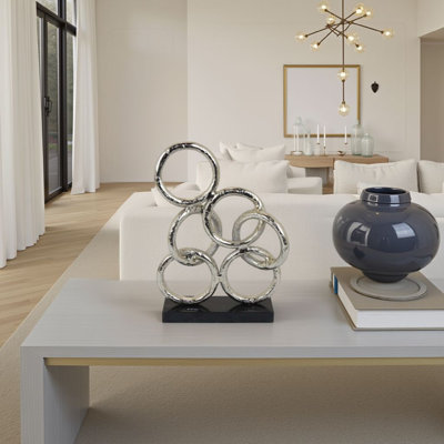 Sculpture abstraite anneau entrelacé avec base noire, métal argenté 15 pouces