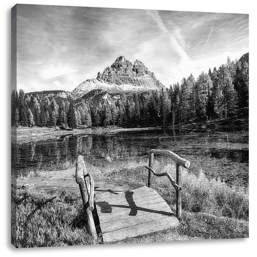 Leinwandbild Holzbrücke am Dolomitensee im Herbst