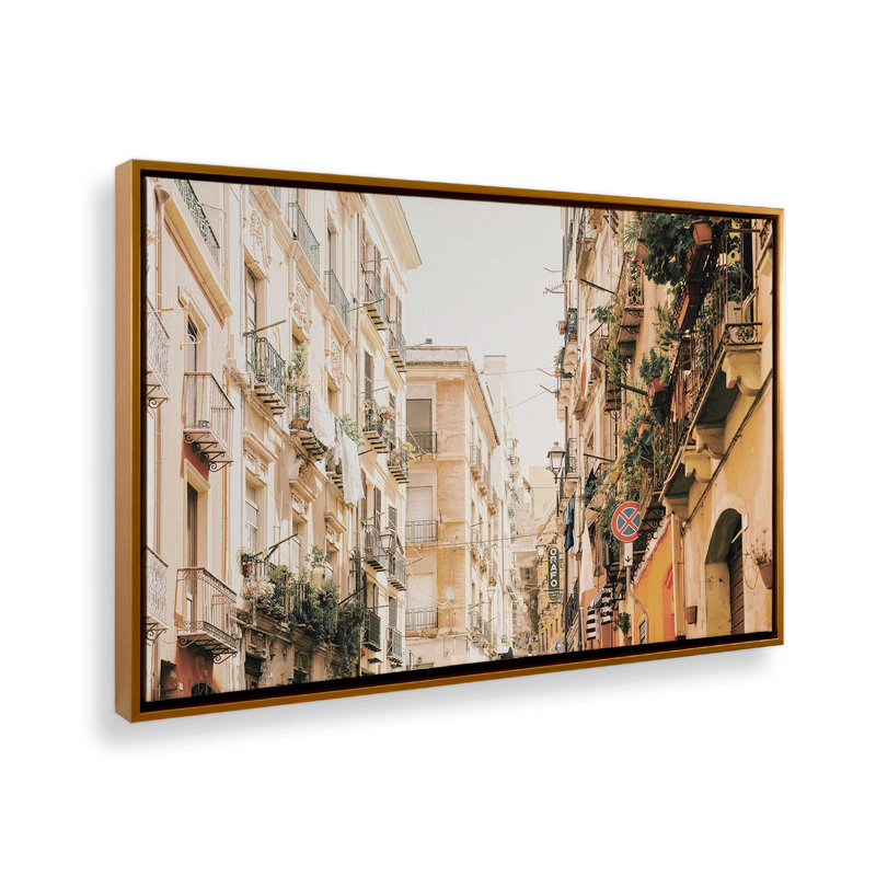 Alleyway Allure, reproduction sur toile, H 32,75 po x l 48,75 po x P 1,75 po, Cadre doré poli, 1