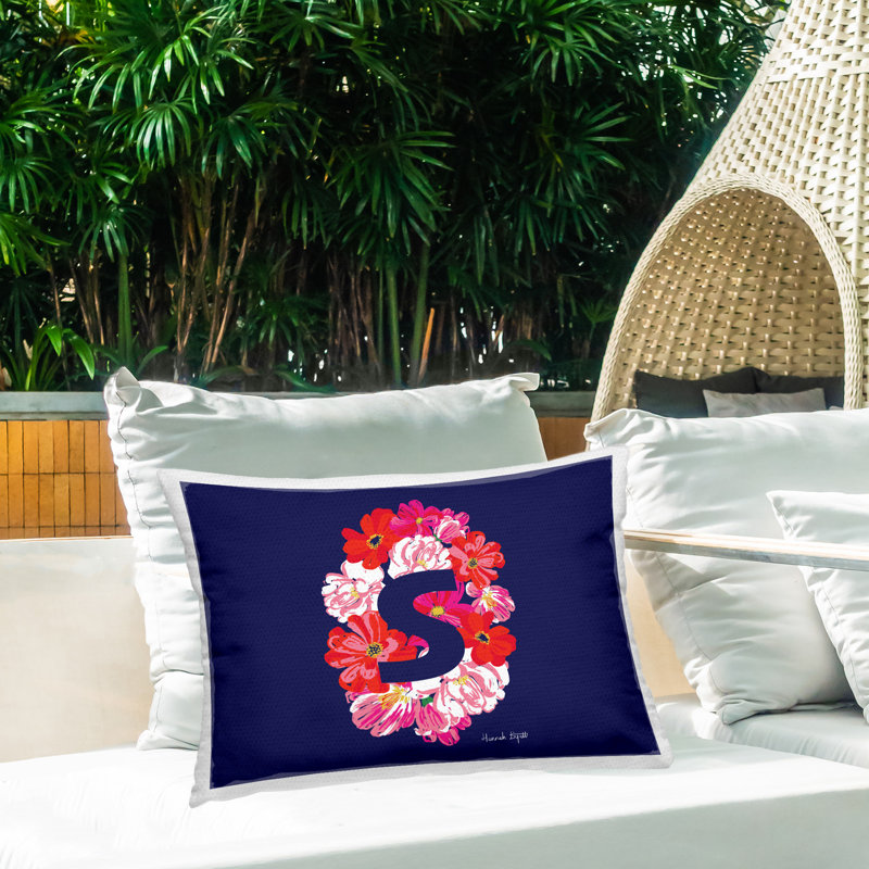 Coussin décoratif à motif floral lettre S par Hannah Louise Byatt