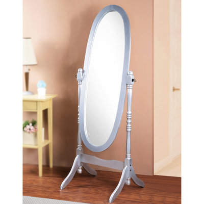 Miroir unique à finition argentée dans un style traditionnel et somptueux de style reine.