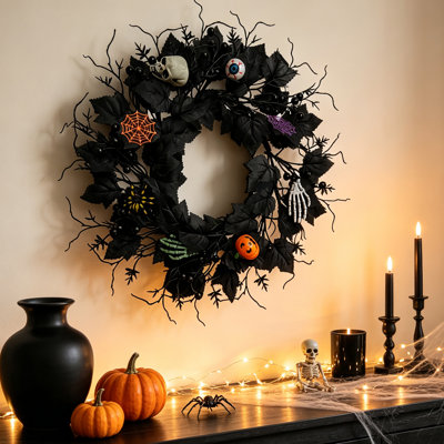 Couronne d'Halloween artificielle pré-assemblée en érable noir de 20 pouces, couronne de porte de maison de campagne gothique effrayante avec crâne, globe oculaire, main de squelette et citrouille pour un décor saisonnier de porche intérieur et couvert