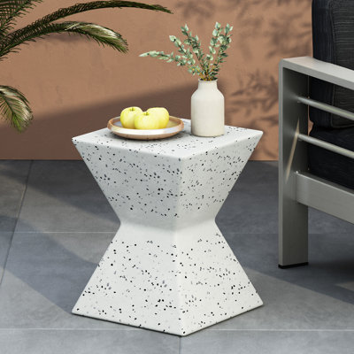 Table d'appoint en béton fini blanc - Prismatique, symétrie prismatique d'extérieur, matériau léger
