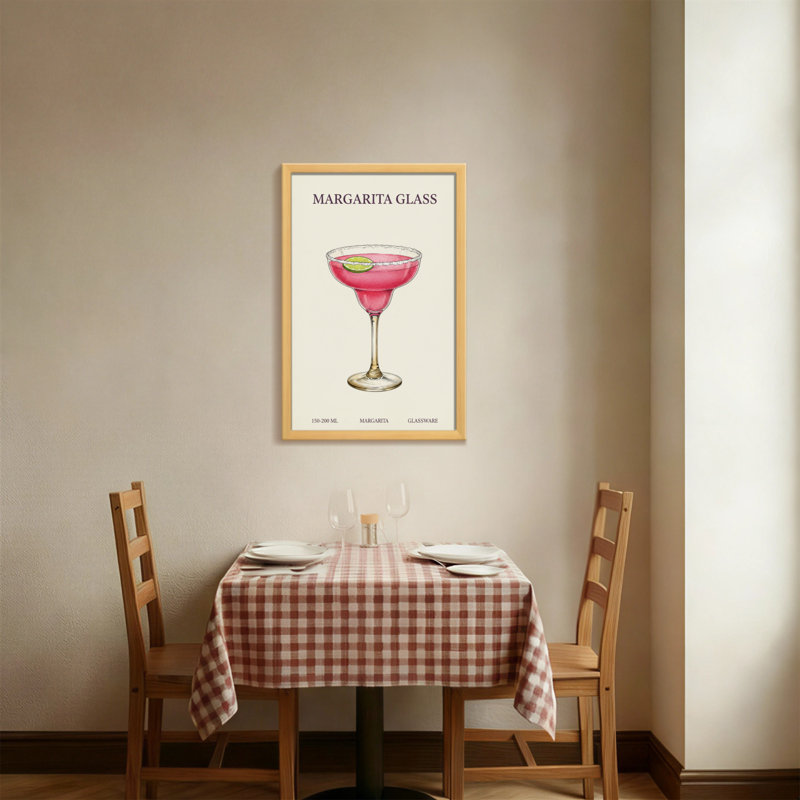 Verre à margarita tendance avec boisson rose et garniture lime, H 18 po x l 12 po