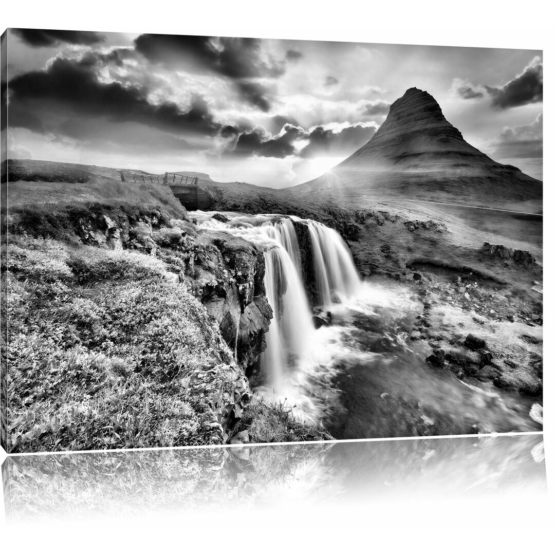 Leinwandbild Kleiner Wasserfall bei Sonnenuntergang in Monochrom