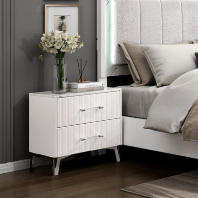 Table de chevet Glam avec 2 tiroirs de rangement, plateau en faux marbre et pieds en métal chromé pour les chambres à coucher modernes