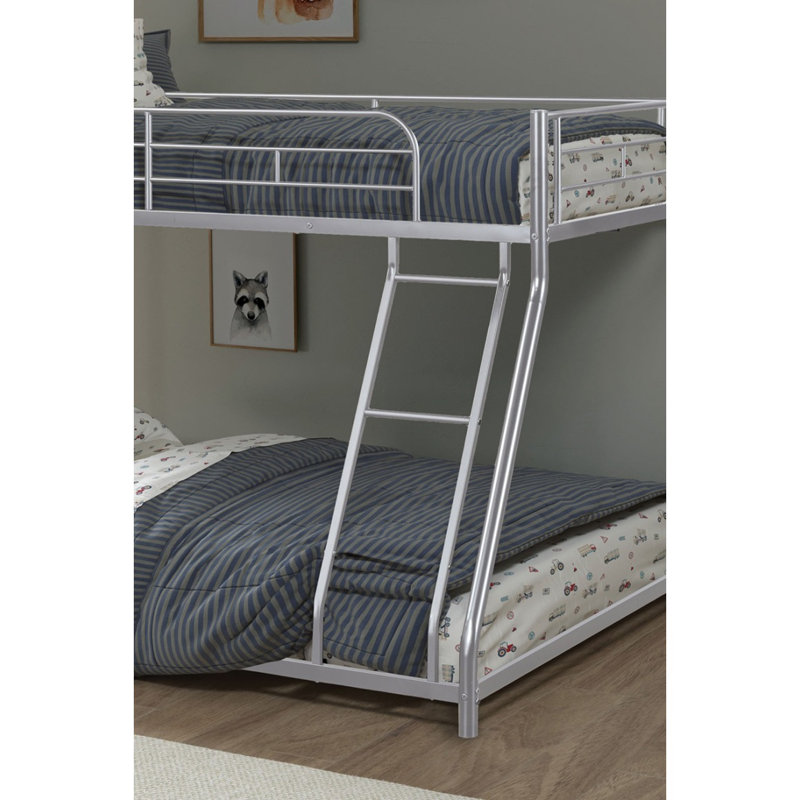 Lit simple superposé au dessus d'un lit double en métal de style contemporain avec finition argentée et échelle en angle