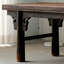 Banc en bois massif semblable à un ancien tabouret-110542764