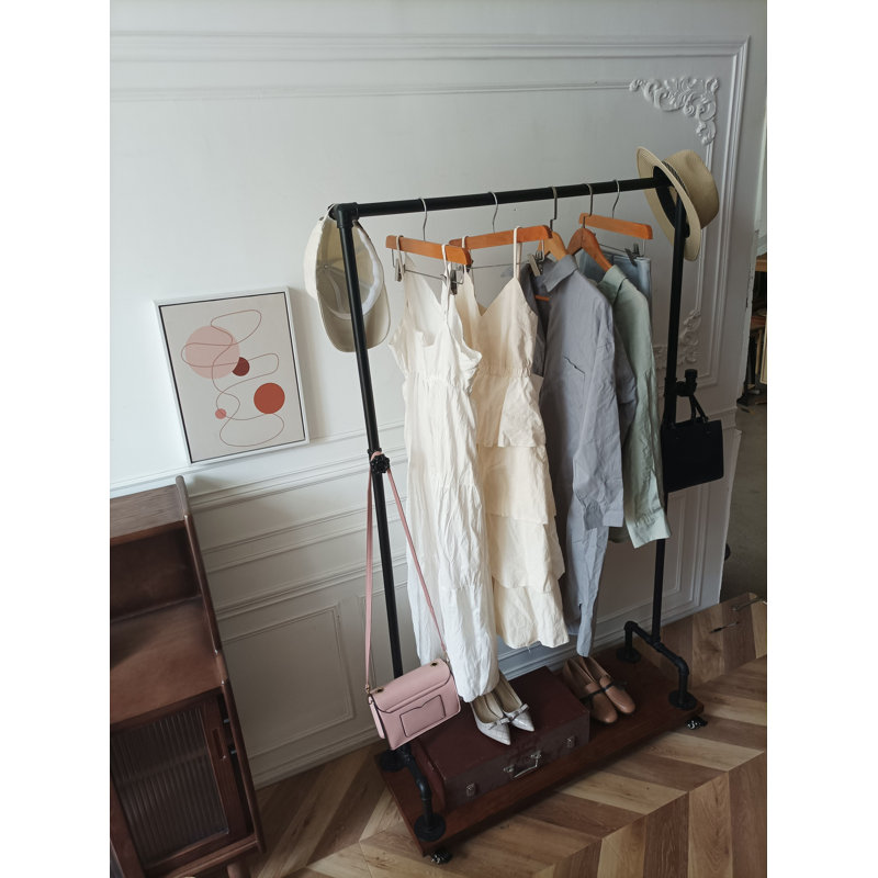 Porte-vêtements à roulettes