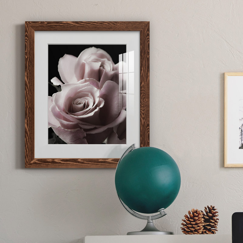 Rose noire II - photographie, Papier avec cadre érable, H 37,5 po x l 27,5 po x P 1,5 po